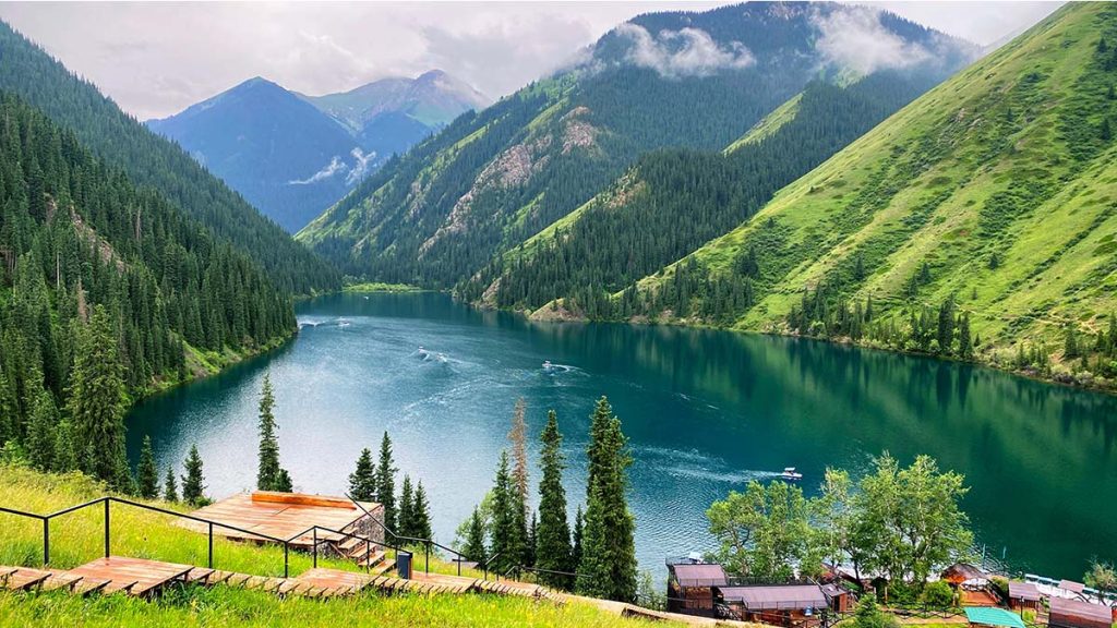 Қазақстандағы қысқы демалыс: таулы жарыс трассалары, бұлақтар және қар басқан көлдер