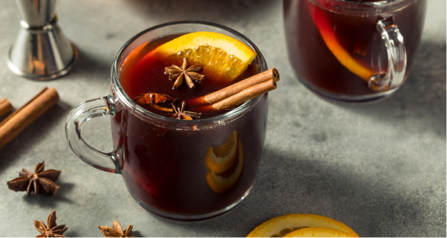 Глинтвейн, сидр и не только: 5 рецептов согревающих напитков