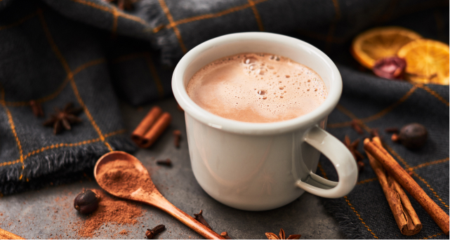 Глинтвейн, сидр и не только: 5 рецептов согревающих напитков